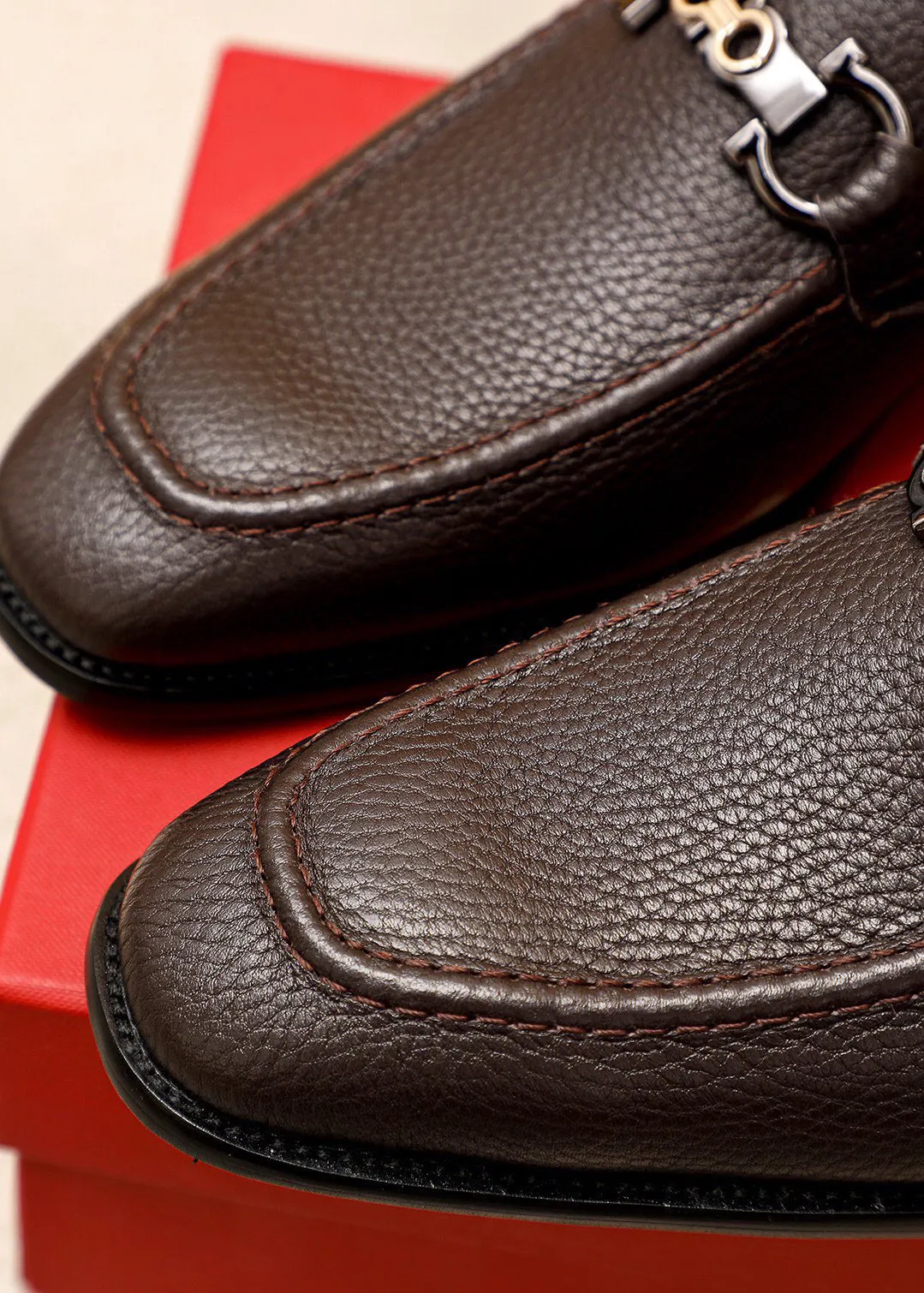 Men's shoes 💰460 💐 Product trademark: Ferragamo "Ferragamo" casual leather shoes Regular size: 38-44 (45🉑️customized) Product materials: Selected imported first-layer pebbled calfskin upper + luxury hardware buckle, imported water-dyed cow leather lining. Strong three-dimensional visual effect, original combination outsole Color: 2⃣️colors available